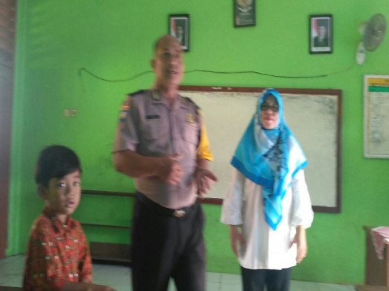 IMG-polkiss-bhabinkamtibmas-bripka-lukman-di-sdn-5-wujud-kepedulian-terhadap-pendidikan