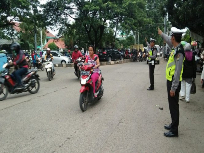 IMG-kegiatan-para-anggota-personil-polsek-batu-ceper-yaitu-gatur-lalin-pagi-melayani-masyarakat