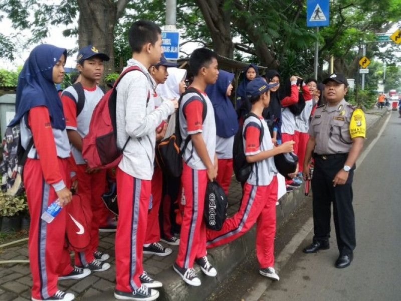 IMG-berikan-pesan-kamtibmas-aiptu-khandoko-bertemu-dengan-para-pelajar-smpn-7-batu-ceper