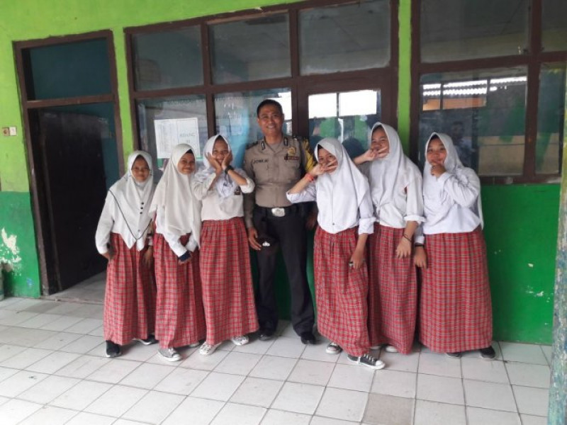 IMG-kegiatan-silahturahmi-dan-kunjungan-anggota-personil-polsek-batu-ceper-unit-binmas-brigadir-jonih-ke-madrasah-tsanawiyah-darusalam