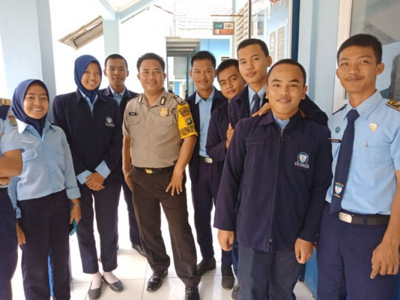 IMG-sambangi-smk-10-bripka-suhendra-himbau-kepada-pelajar-jauhi-narkoba-dan-pelanggaran-hukum