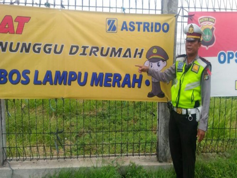 IMG-unit-lantas-polsek-neglasari-pasang-spanduk-operasi-keselamatan-jaya-2018