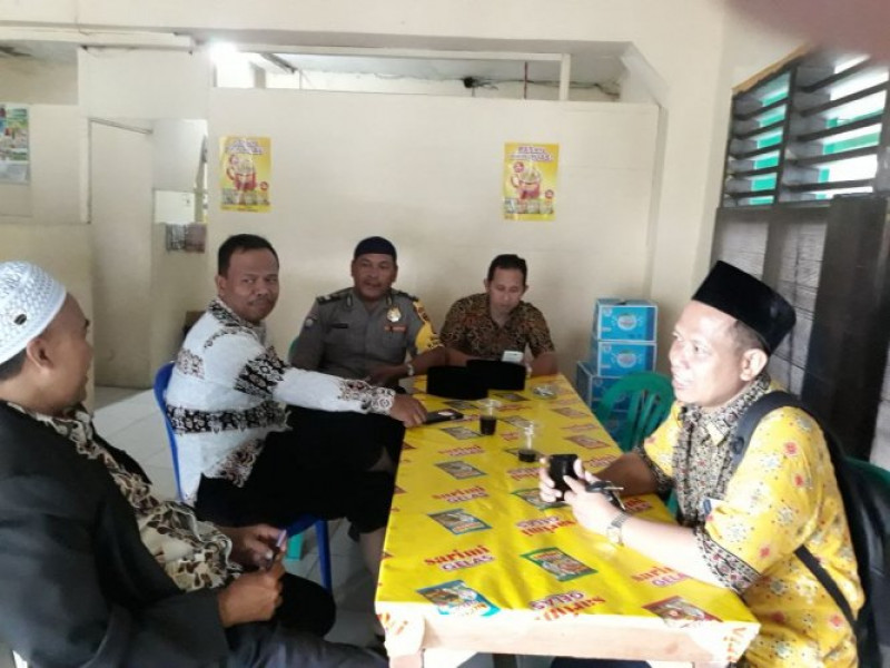 IMG-anggota-bhabinkamtibmas-polsek-batu-ceper-bersilahturahmi-dengan-guru-pondok-pesantren