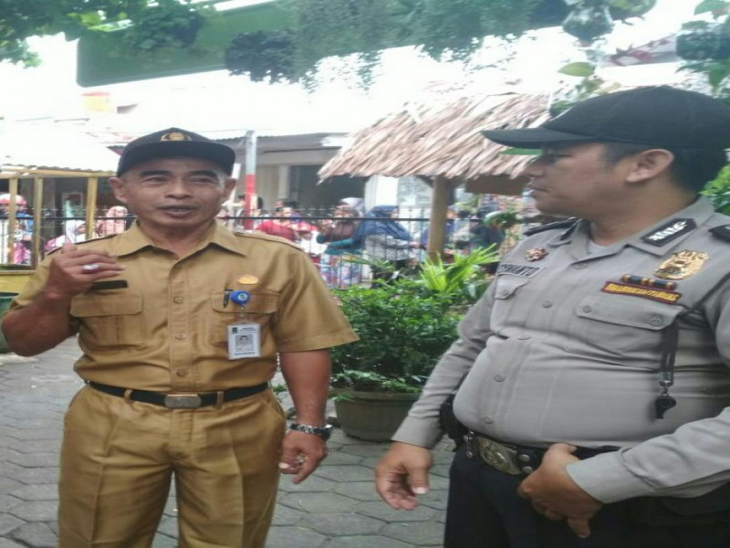 IMG-kegiatan-polisi-keliling-sekolah-sambangi-kepala-sekolah-sdn-poris-gaga-8