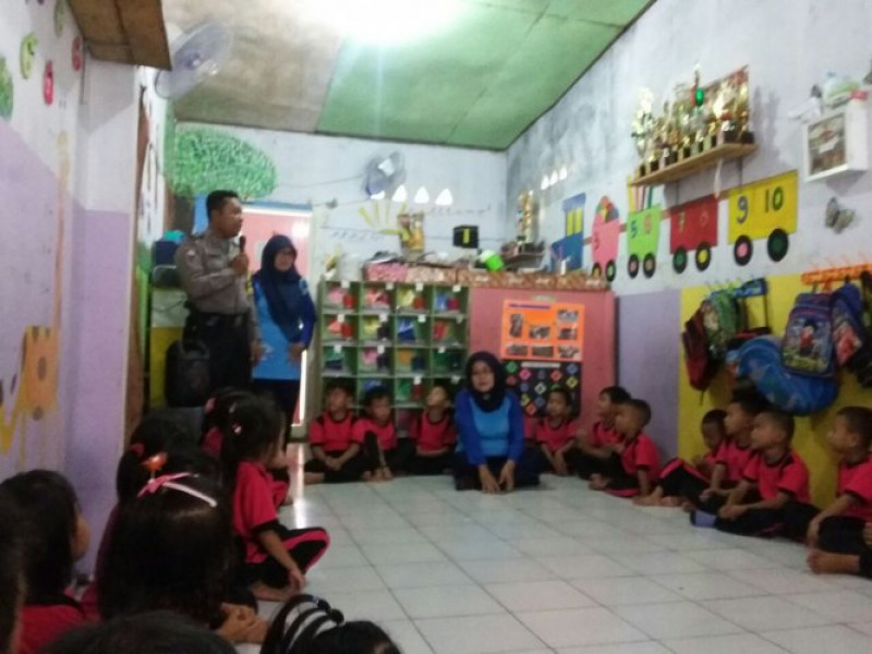 IMG-kegiatan-polkiss-bhabinkamtibmas-aiptu-khandoko-laksanakan-sambang-dialogis-dengan-murid-murid-paud-kartika-3-batu-ceper