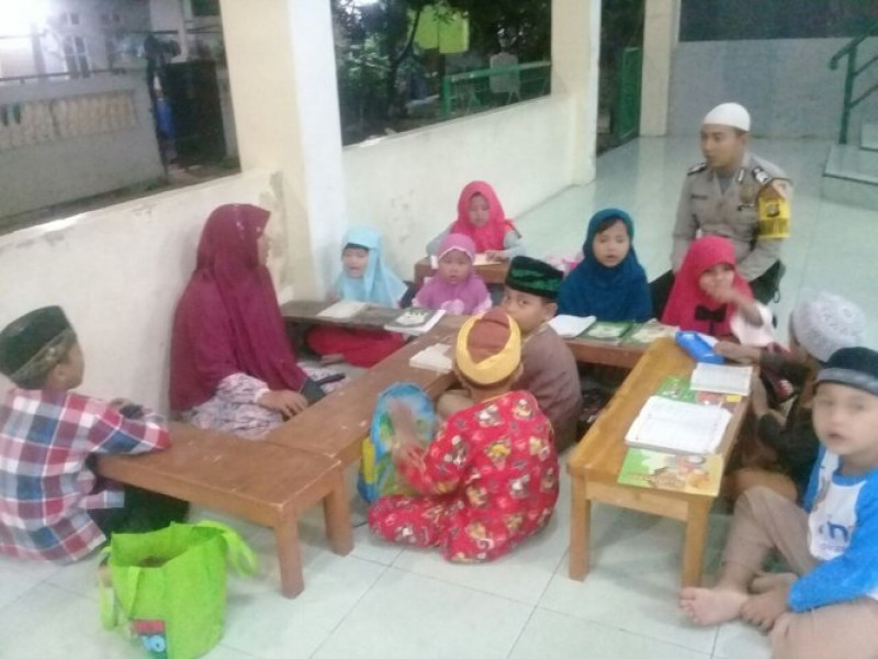 IMG-ajarkan-kebaikan-kepada-santri-dimajlis-taklim-at-taqwa-sebagai-giat-polsantren