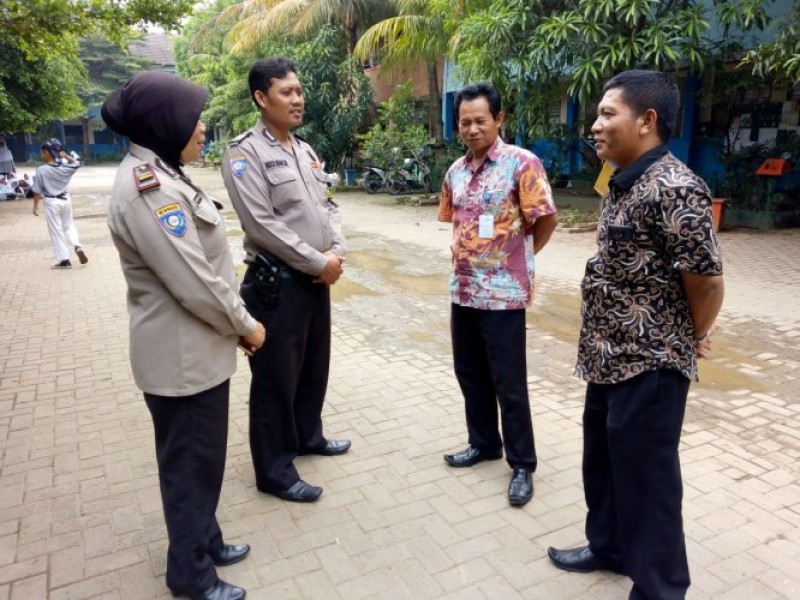 IMG-kanit-binmas-didampingi-bhabinkamtibmas-polsek-benda-sambang-di-smpn-21