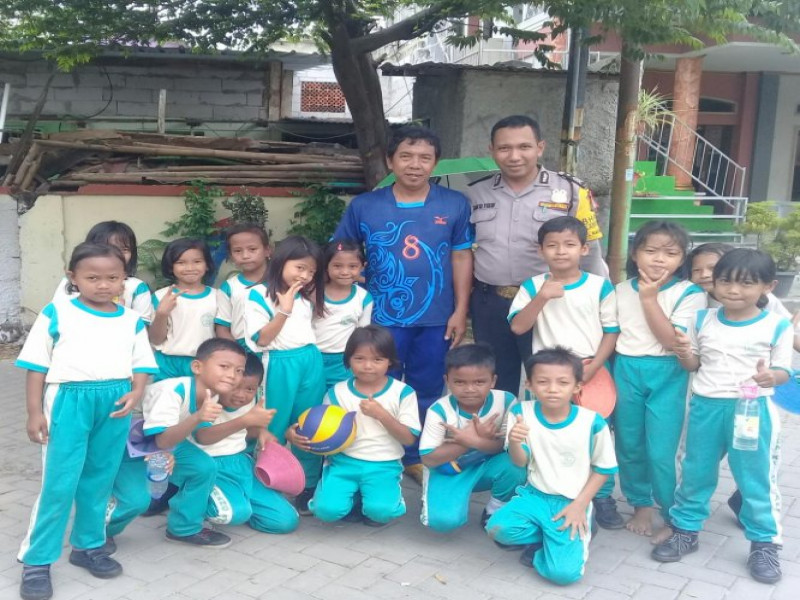 IMG-bhabinkamtibmas-kelurahan-karanganyar-kunjungi-sekolah-dasar-dalam-program-polkis