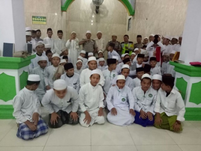 IMG-polsantren-kapolsek-neglasari-di-pondok-pesantren-al-hasyimiyyah-cintai-nkri-dan-anti-hoax