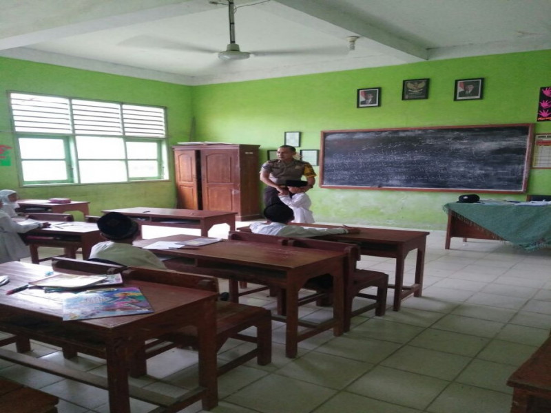 IMG-di-mi-annahdiyah-tanjung-burung-bhabinkamtibmas-taniung-burung-himbau-pelajar-agar-tidak-jajan-sembarangan