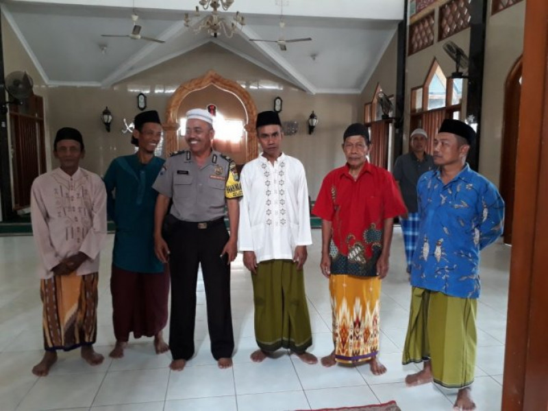 IMG-berbaur-dengan-warga-bhabinkamtibmas-polsek-benda-melaksanakan-sholat-jumat