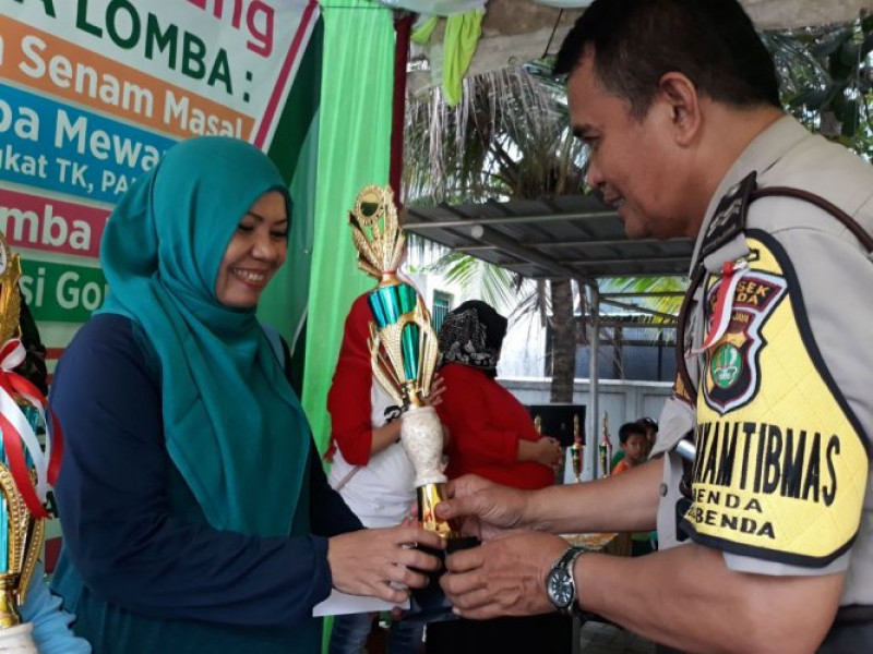 IMG-serahkan-piala-lomba-kampung-kita-oleh-bhabinkamtibmas-polsek-benda