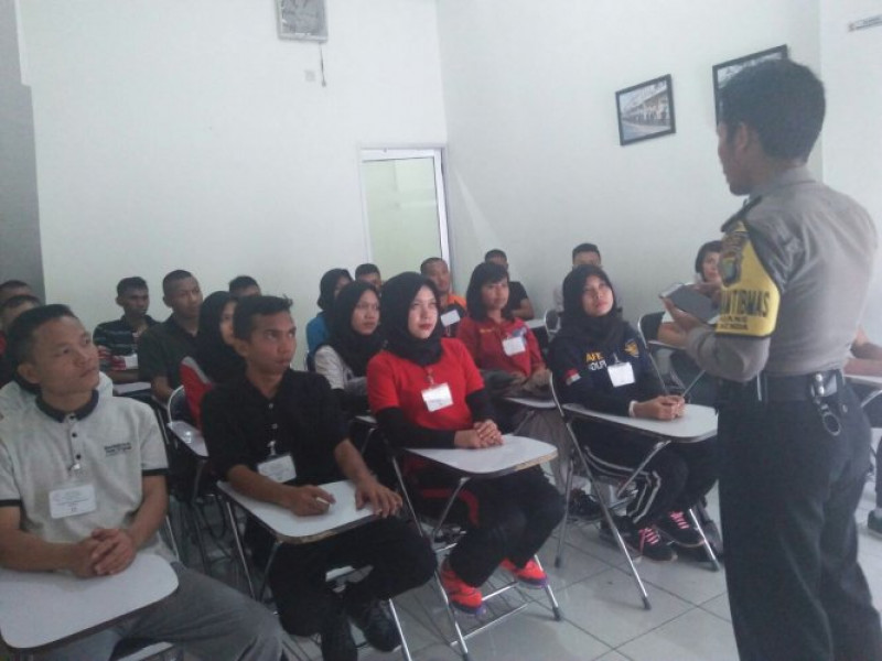 IMG-sampaikan-pembinaan-kepada-calon-security-bandara-oleh-bhabinkamtibmas-polsek-benda