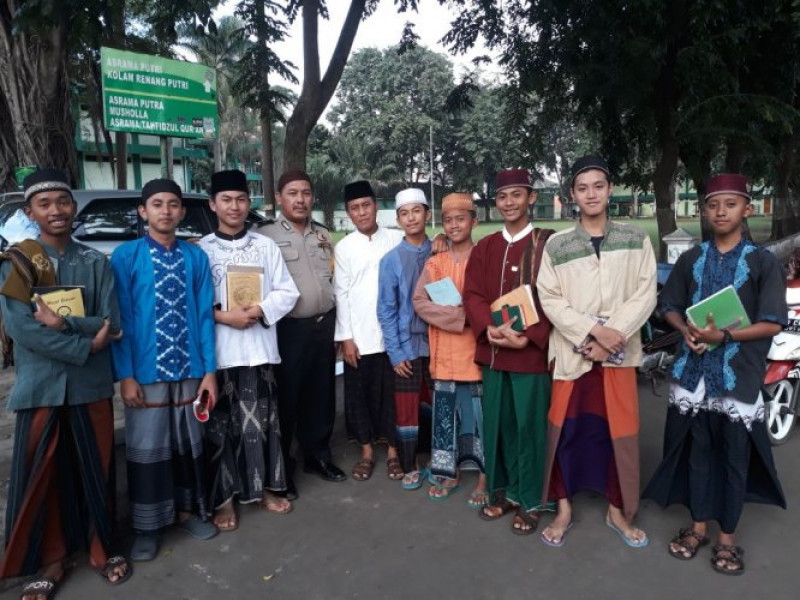 IMG-para-santri-pondok-pesantren-assidiqiyah-2-batu-ceper-telah-di-berikan-himbauan-oleh-aiptu-suharno