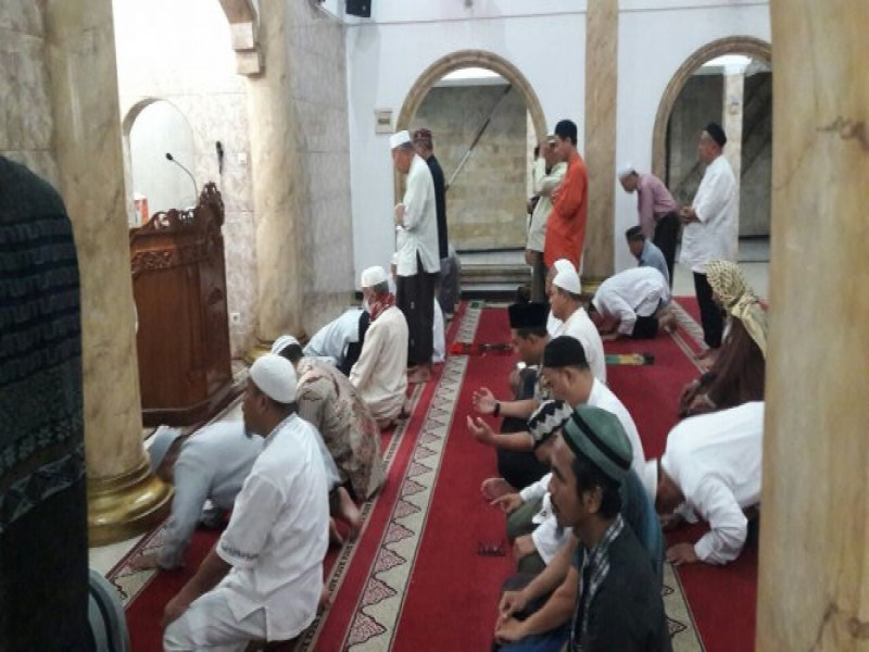 IMG-kapolsek-batu-ceper-melaksanakan-sholat-subuh-berjaamaah-bersama-warga-masyarakat