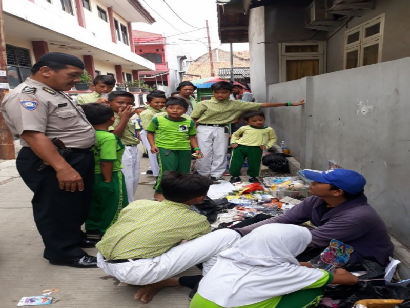 IMG-aiptu-suharno-bhabinkamtibmas-berikan-arahan-dan-himbauan-kepada-pedagang-dan-pelajar-sekolah-sdn-bubulak-2-batu-ceper