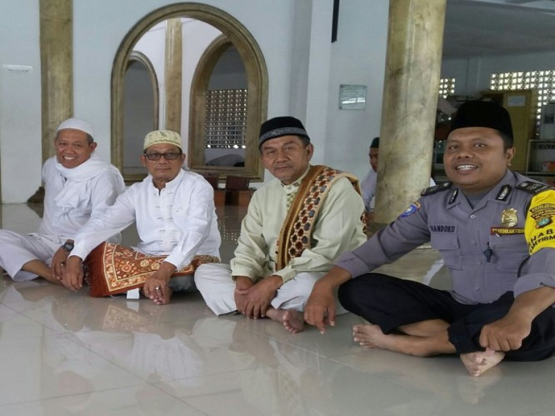 IMG-aiptu-khandoko-bertatap-muka-dengan-pengurus-masjid-jami-al-muhajirin-dengan-sdr-h-tasripin-kholik-suwito