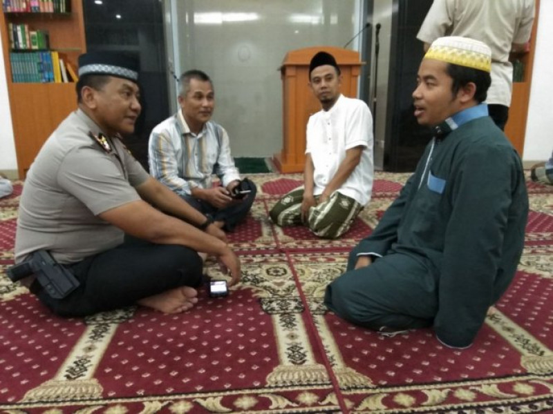 IMG-sholat-maghrib-berjamaah-kapolsek-cipondoh-silaturahmi-ke-pengurus-masjid