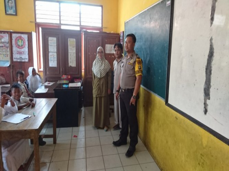 IMG-polkiss-di-sdn-salembaran-jati-brigadir-hasan-himbau-kepada-guru-agar-hati-hati-jangan-sampai-siswa-jadi-korban-kejahatan