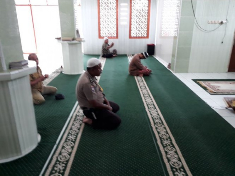 IMG-disela-kesibukan-dinas-saat-adzan-berkumandang-aiptu-daryono-bhabinkamtibmas-kosambi-timur-masuki-masjid-jaidul-mukminin