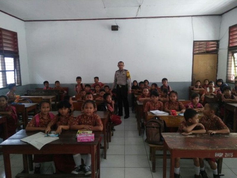 IMG-antusias-pelajar-saat-bhabinkamtibmas-bripka-agus-noto-sambangi-sdn-tanjung-burung