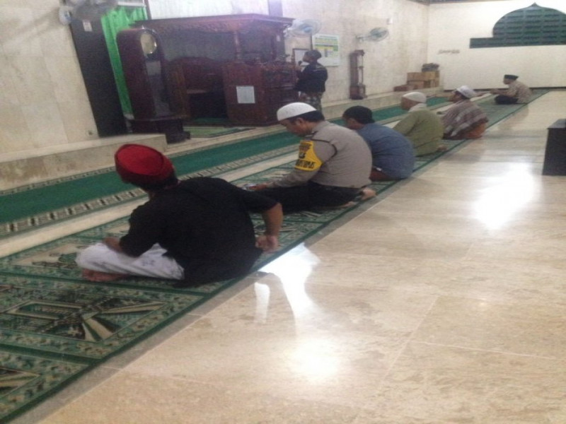 IMG-adzan-berkumandang-disela-kesibukan-dalam-pelayanan-masyarakat-sempatkan-untuk-tunaikan-sholat-subuh-berjamaah