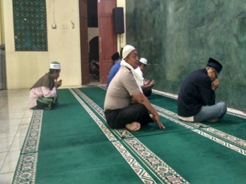 IMG-dimasjid-almarwah-beipka-lukman-bhabinkamtibmas-kampung-melayu-timur-tunaikan-sholat-subuh-berjamaah