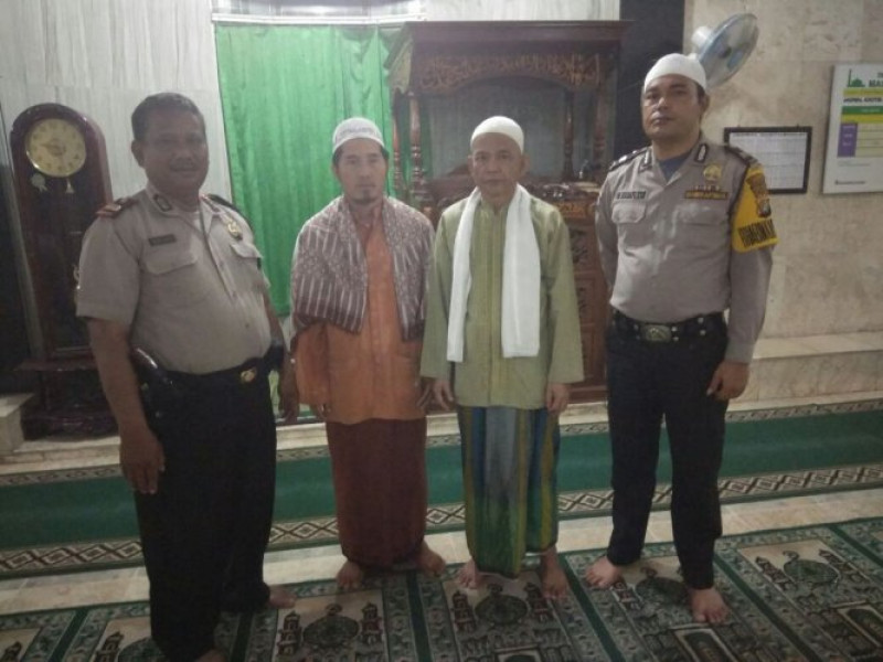 IMG-aiptu-khadafi-bhabinkamtibmas-ds-cengklong-bersama-warga-sholat-subuh-berjamaah-dimasjid-jami-baiturrahmad