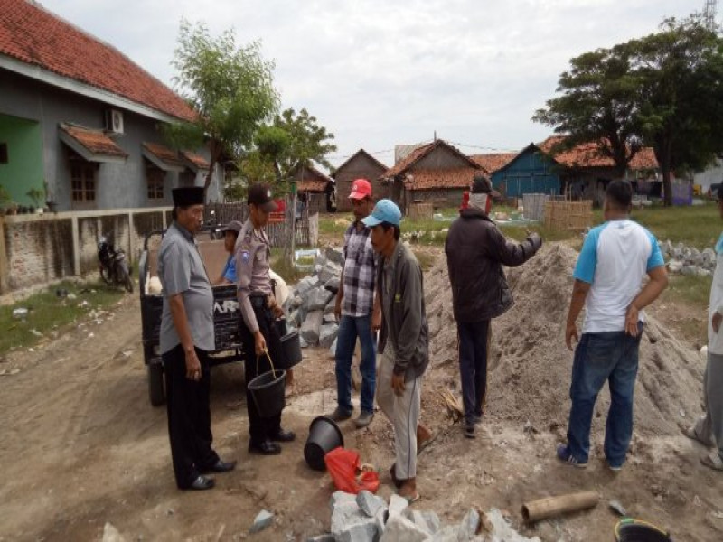 IMG-bersinergi-bersama-warga-ds-lemo-brigadir-kerja-bhakti-pemagaran-tpu-kampung-muara