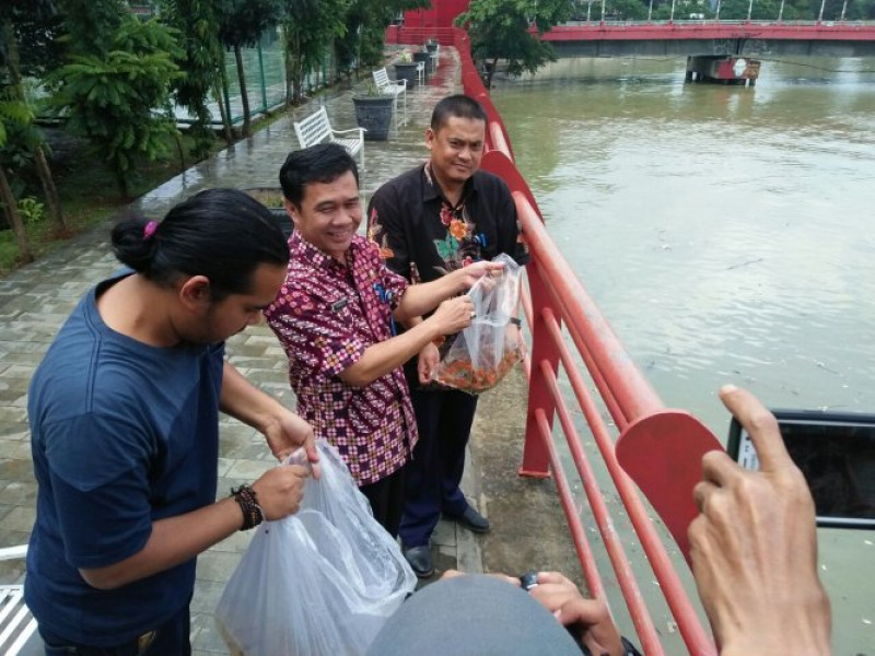 IMG-sambut-hari-air-sedunia-pdam-tb-dan-wartawan-tangerang-tebar-ratusan-benih-ikan-di-sungai-cisadane