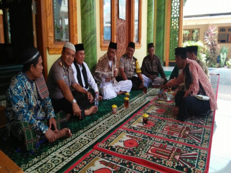 IMG-wakapolsek-neglasari-bersama-anggota-shalat-jumat-bersama-warga-kedaung-wetan