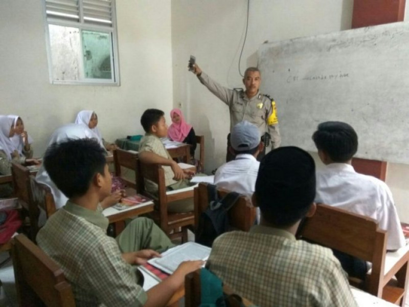 IMG-bhabinkamtibmas-polsek-benda-sambangi-sekolah-smk-excellent-berikan-himbauan-kamtibmas