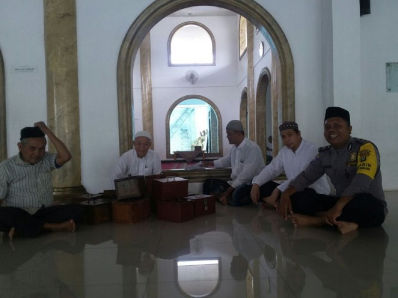 IMG-sambang-dialogis-bhabinkamtibmas-aiptu-khandoko-kepada-pihak-dkm-masjid-jami-al-muhajirin