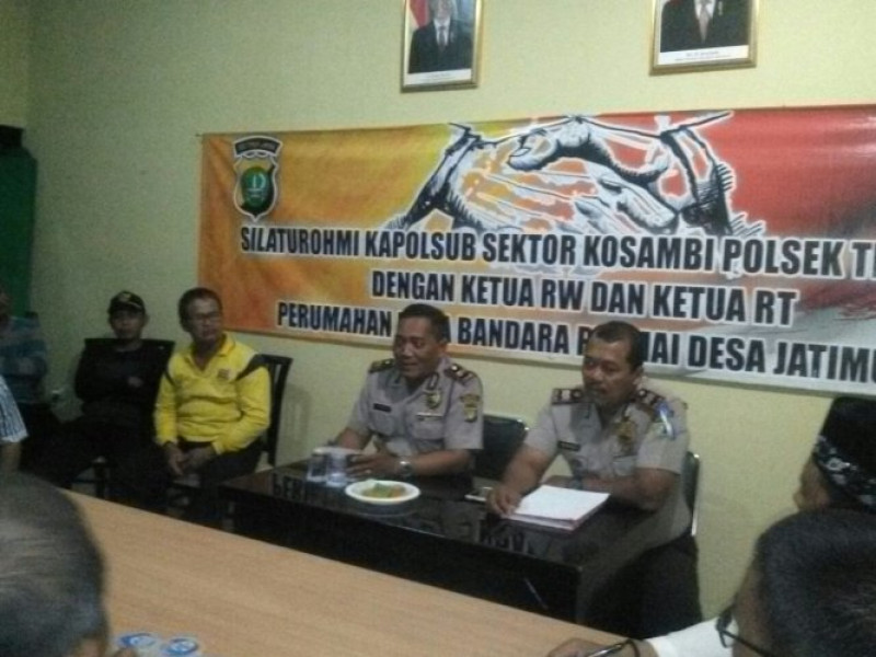 IMG-silaturrahmi-waka-polsek-teluknaga-didampingi-kapolsub-sektor-kosambi-bersama-warga-jatimulya