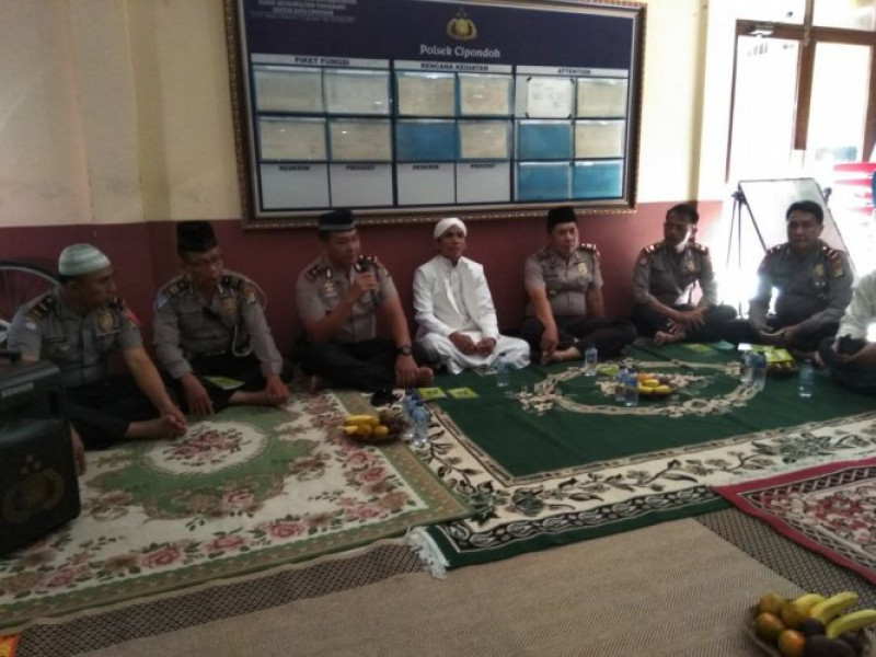 IMG-polsek-cipondoh-berikan-santunan-kepada-anak-yatim-sekitar-lingkungan