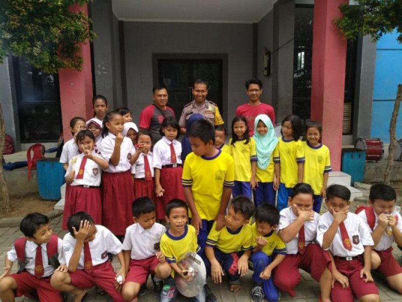 IMG-keakraban-bhabinkamtibmas-polsek-neglasari-dengan-masyarakat-sekolah