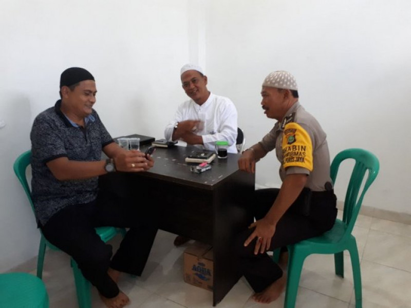 IMG-bhabinkamtibmas-poris-jaya-aiptu-sucipto-bersilaturahmi-dengan-ketua-fkm-dkm-masjid-nurul-hidayah