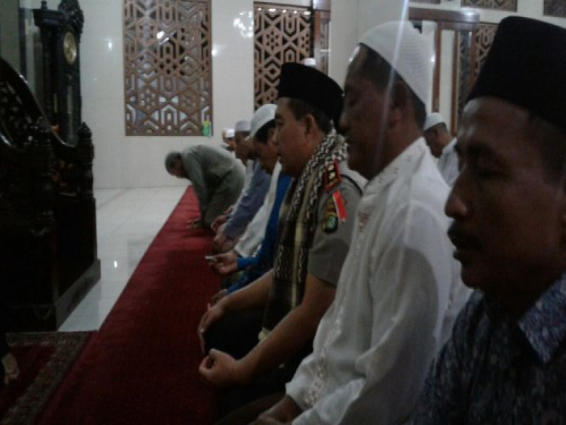 IMG-kapolsek-batu-ceper-melaksanakan-ibadah-sholat-subuh-berjamaah-bersama-warga-di-masjid-al-barkah