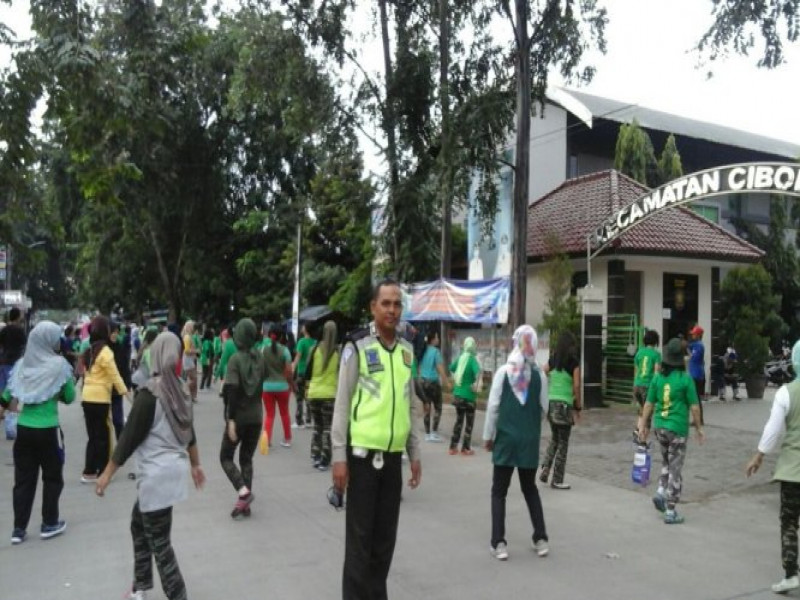 IMG-anggota-lantas-polsek-jatiuwung-layani-masyarakat-dalam-car-free-day