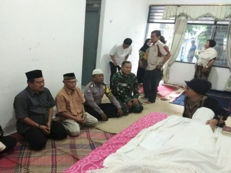 IMG-binmas-polsek-jatiuwung-bersama-3-pilar-cibodasari-melayat-warga-yang-meninggal-dunia