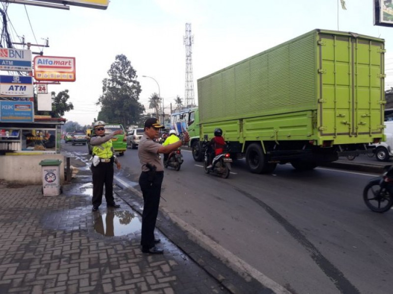 IMG-pengaturan-arus-lalu-lintas-senin-pagi-dilaksanakan-oleh-para-anggota-personil-polsek-batu-ceper