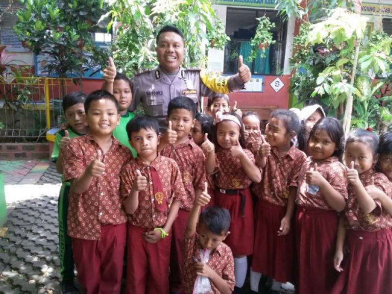 IMG-anggota-personil-bhabinkamtibmas-aiptu-khandoko-laksanakan-sambang-diaogis-dengan-murid-sekolah-sdn-kebon-besar-2