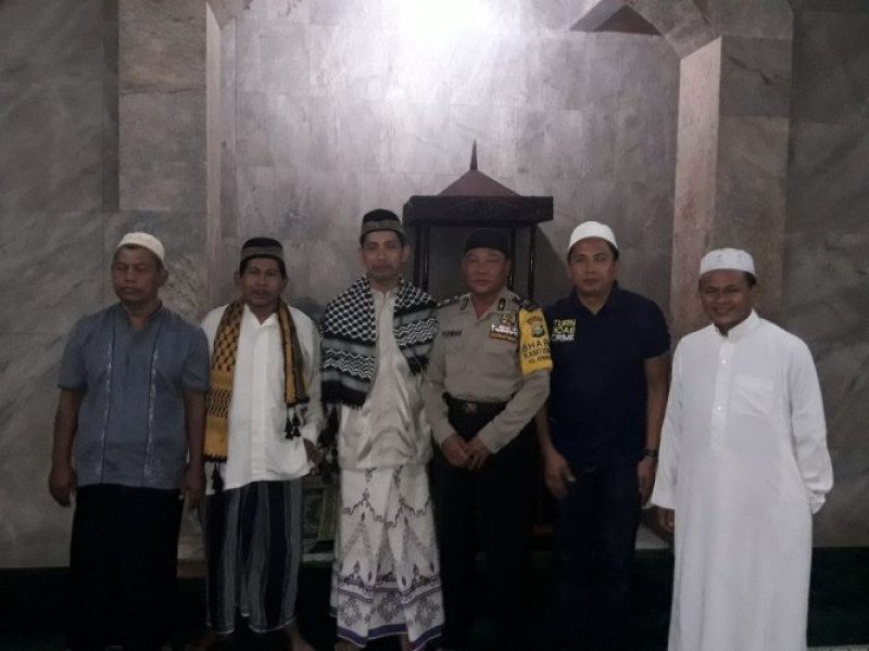 IMG-bhabinkamtibmas-laksanakan-sholat-subuh-berjamaah-di-masjid-an-nur