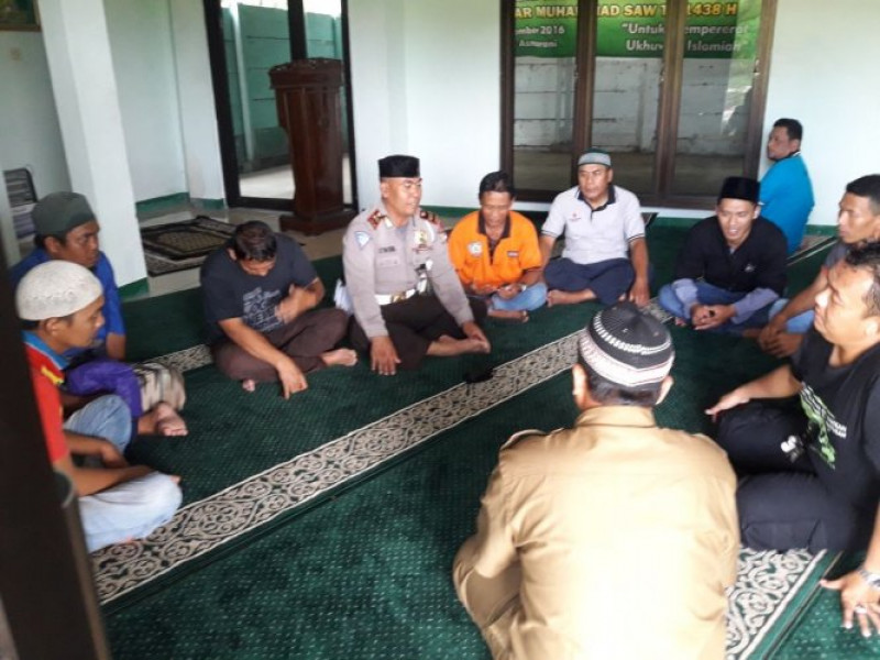 IMG-kegiatan-sholat-dzuhur-berjamaah-bersama-warga-dan-bersama-kanit-lantas-polsek-batu-ceper-iptu-iswonosh