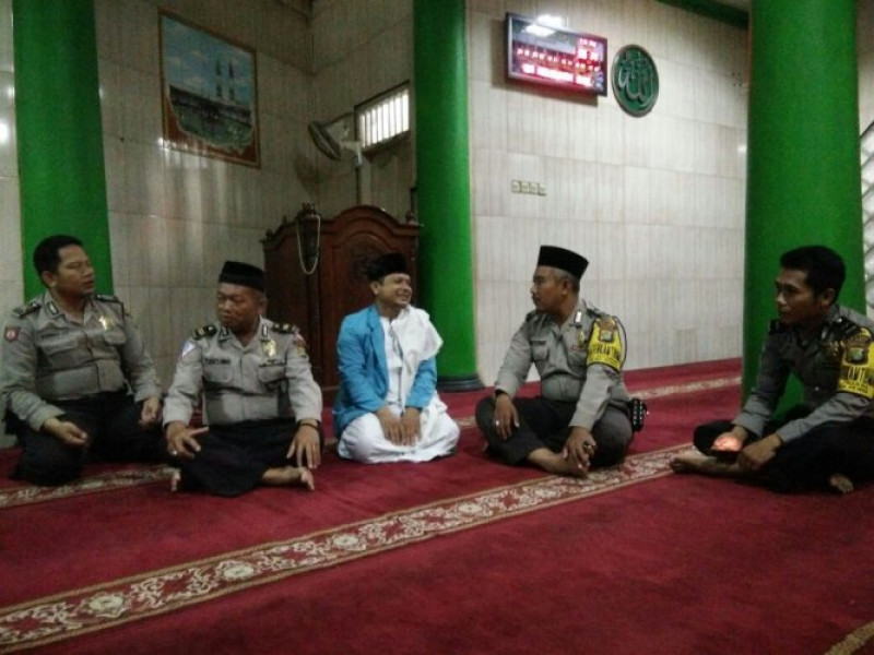 IMG-anggota-polsek-pimpinan-pawas-kanit-lantas-iptu-tursino-benda-sholat-subuh-berjamaah