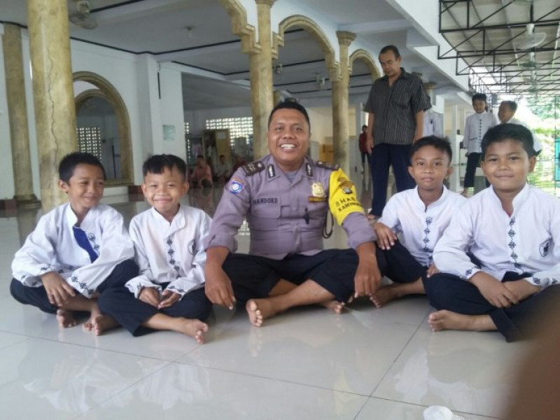 IMG-bhabinkamtibmas-polsek-batu-ceper-aiptu-khandoko-sambang-dialogis-dengan-murid-sekolah-sdn-kebon-besar-2