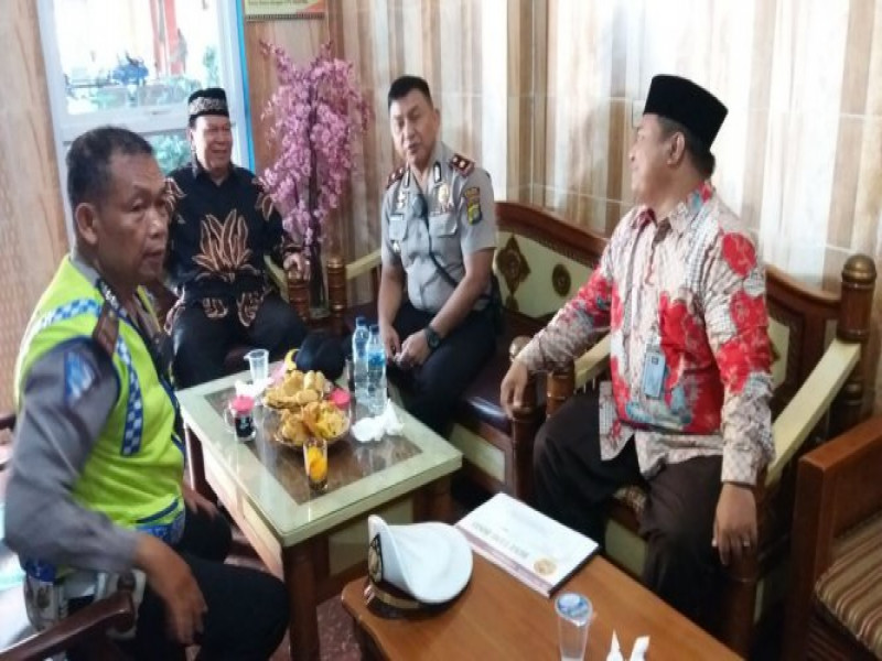 IMG-kapolsek-cipondoh-aplikasikan-program-polkis-dengan-kunjungi-smk-kesehatan-banten