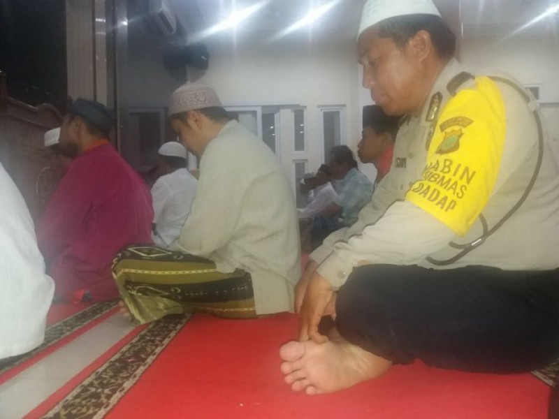 IMG-saat-panggilan-adzan-berkumandang-aiptu-endah-tunaikan-sholat-subuh-berjamaah