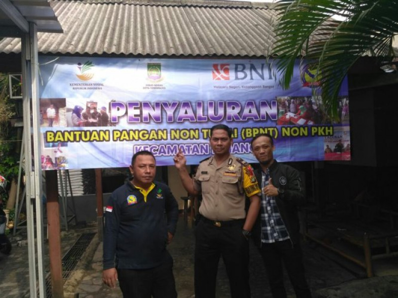 IMG-bhabinkamtibmas-polsek-cipondoh-kawal-penyaluran-bpnt