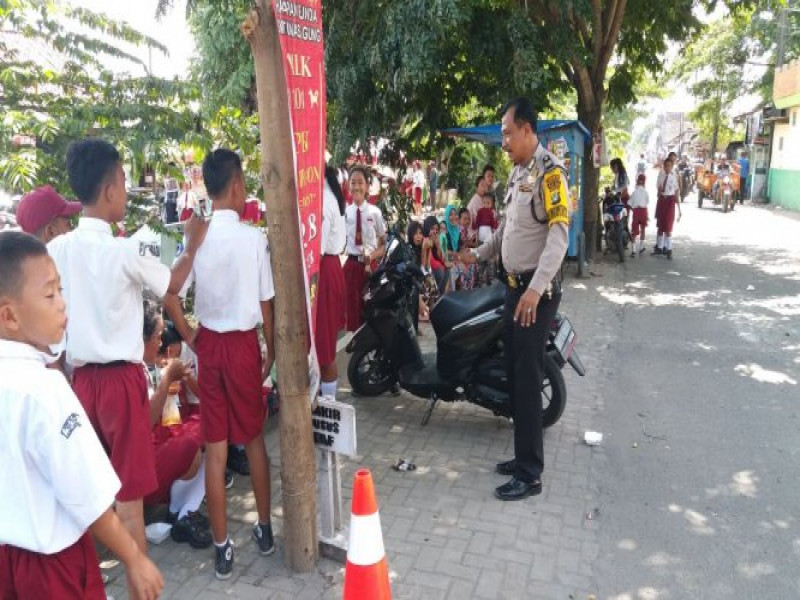 IMG-aiptu-iswiyadi-bhabinkamtibmas-belimbing-himbau-agar-siswa-tidak-memakai-perhiasan-berlebihan-akan-mengundang-kejahatan